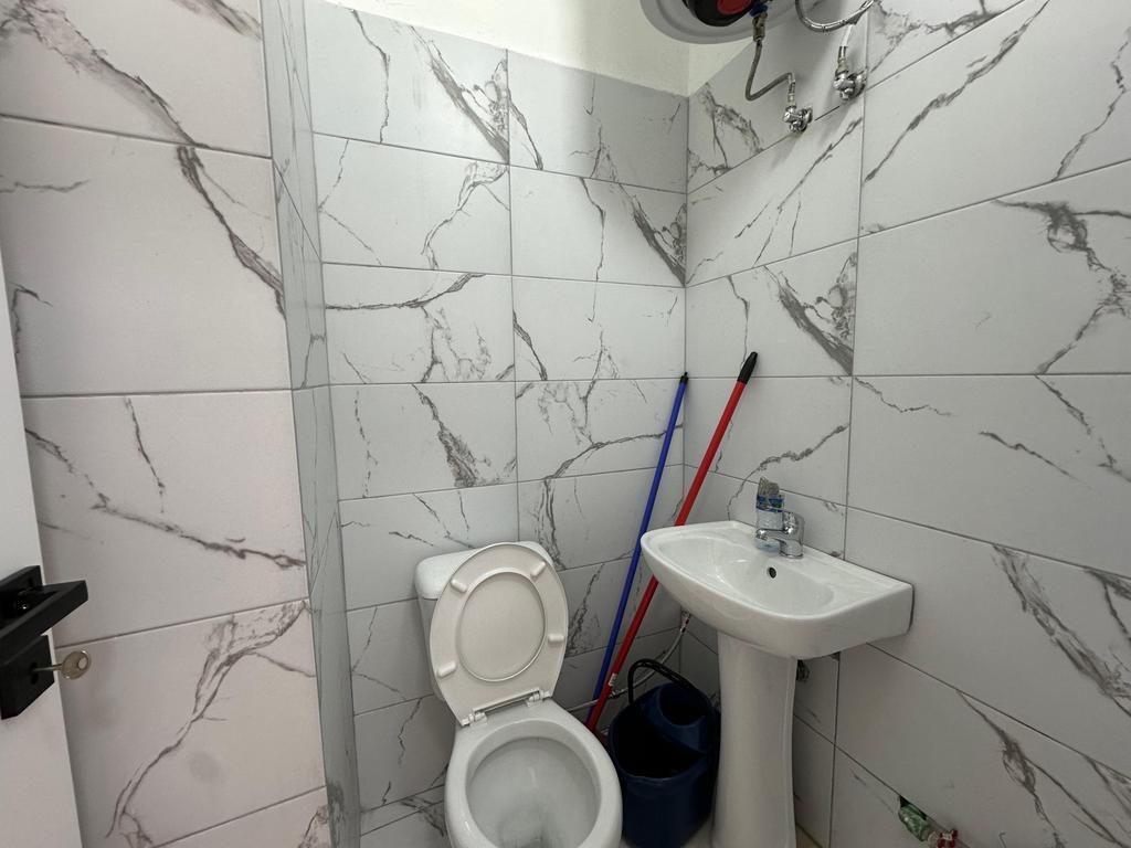 Jepet me Qira ambient komercial prane Myslym Shyrit ! 350 € /Muaj