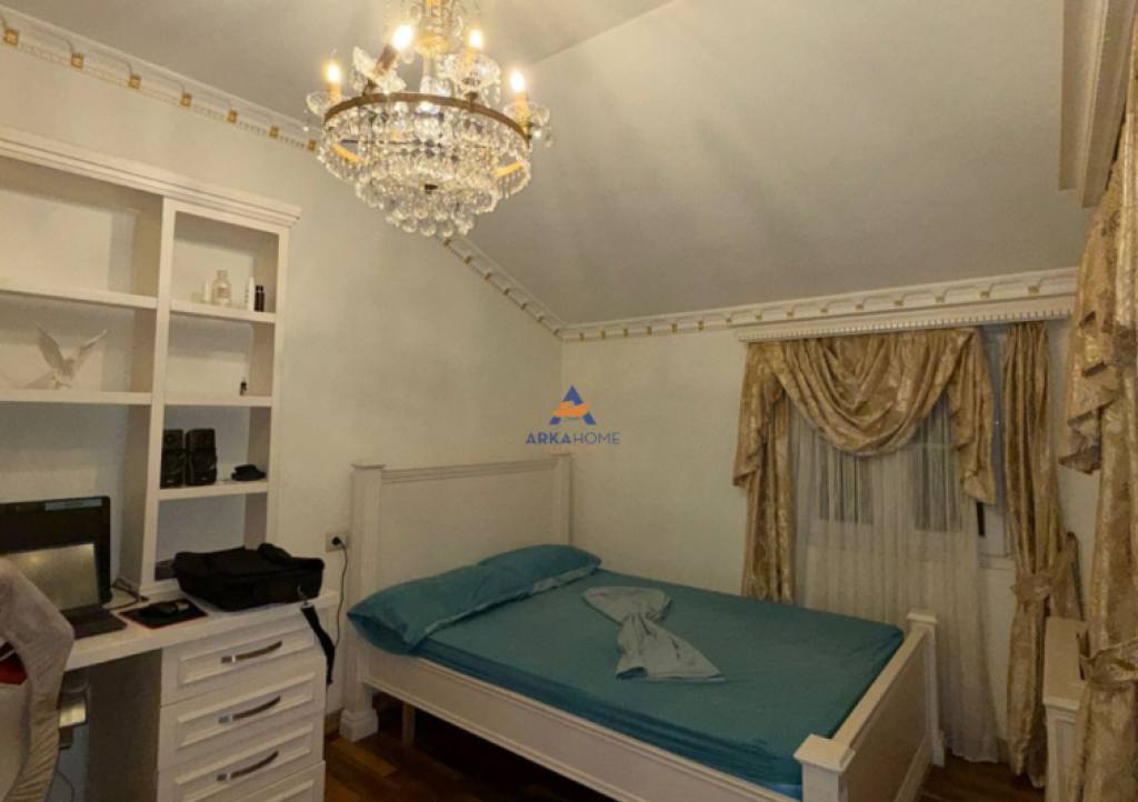 VILË 4-KATËSHE PËR SHITJE “KODRA E PRIFTIT” 900.000 EURO