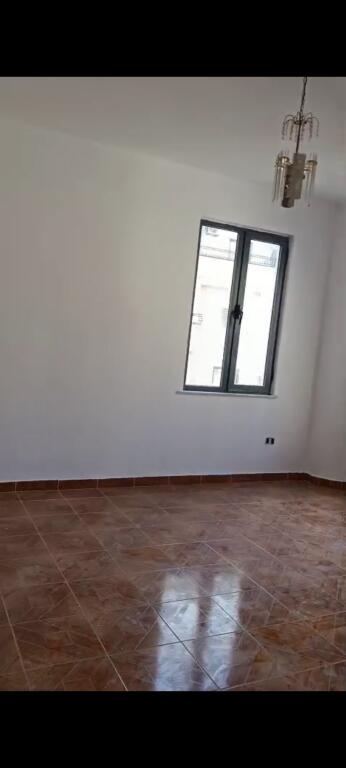 Shitet apartament 2+1 te Pallati me Shigjeta.