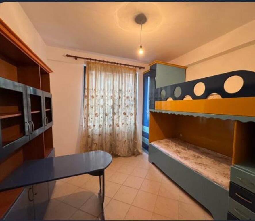 🏢Nella zona di Yzberisht, vicino a Pasticeri Nela 3, si affitta appartamento 2+1 arredato, 450 Euro