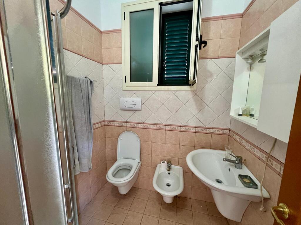 Shitet Vilë 3-Katëshe, pranë Lungomare, Vlorë.