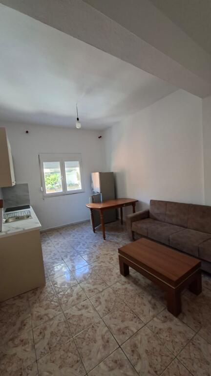 Jepet me qera apartamenti 1+1 Rruga e Durresit , prane hotel colosseo Cmimi: 500 euro