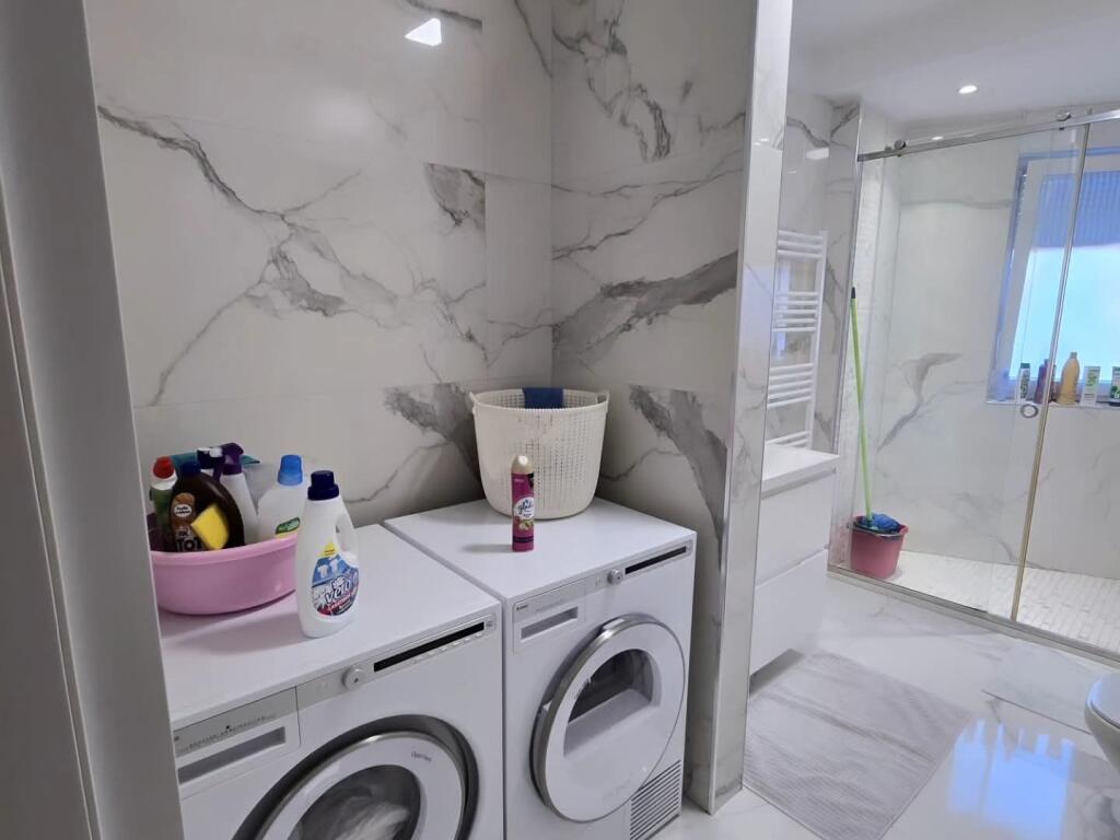 21 Dhjetori, Kompleksi Kontakt Shesim apartament me garazhd  3+1+2 tualete