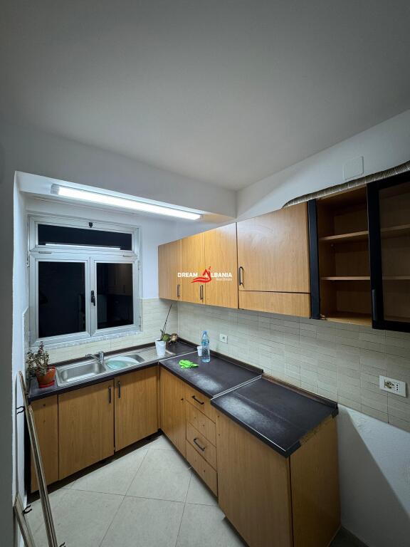 Ambient Komercial/ZYRE me qera Ne Zonen e Pazarit te Ri, prane “Lincoln Center” – Tirane (ID 42611352)