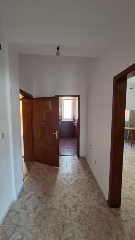 Jepet me qera apartamenti 1+1 Rruga e Durresit , prane hotel colosseo Cmimi: 500 euro