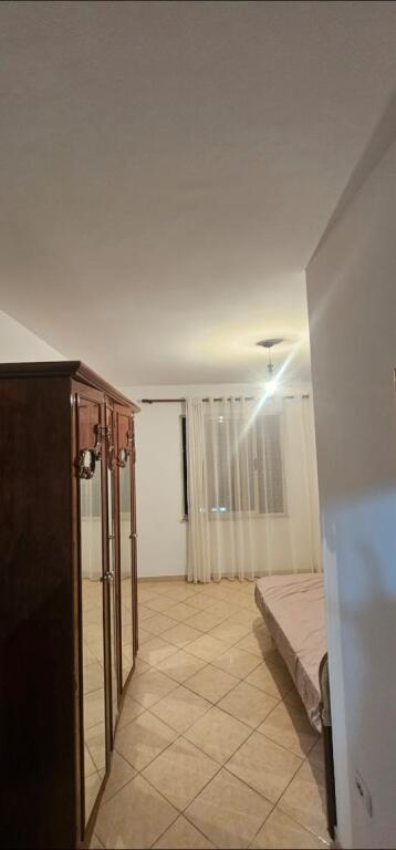 1+1,i mobiluar ne yzberisht,cmimi 110.000 euro