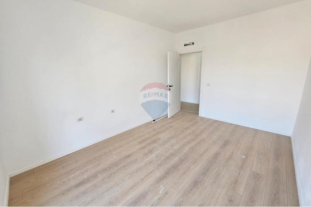 Office with parking for rent at Pazari i Ri!