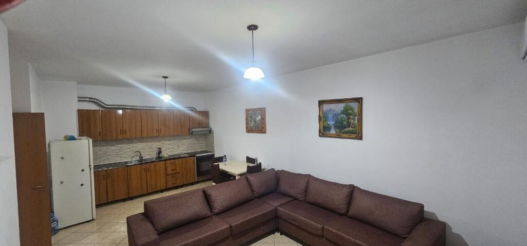 🏢Ne zonen e Yberishtit,Rruga 3 Deshmoret,perballe Kmy-s shitet apartament 1+1, 110,000 EURO