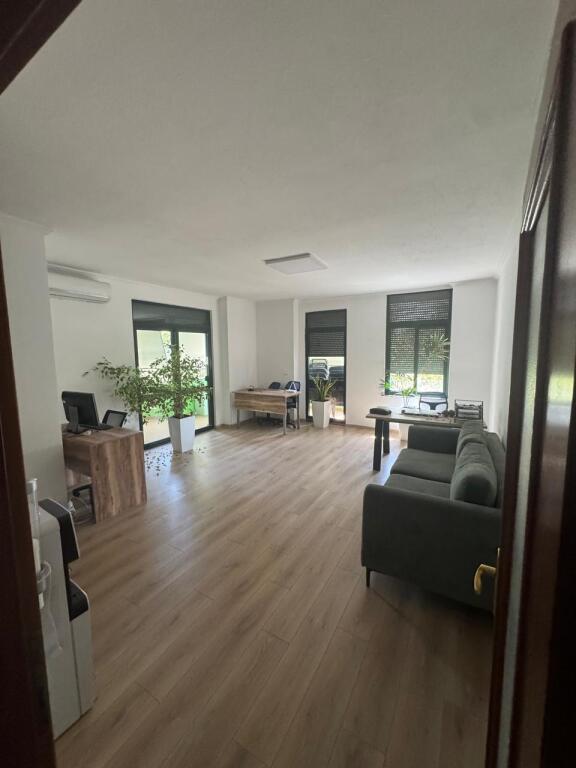 Appartamento in Affitto Ex Esposizione 4° piano residenziale 120 m2 Vista aperta da Lana Affitto: 750 mila leke/mese