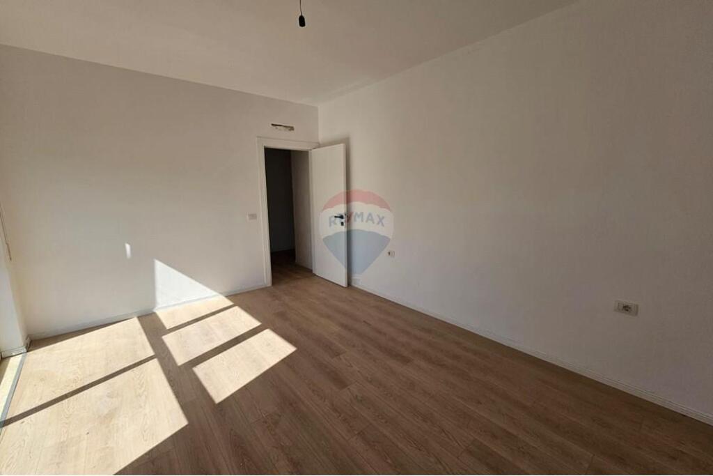 Office for rent at Pazari I Ri !