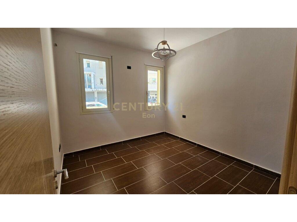 Apartament 2+1 për Shitje tek Vila e Zogut , Durres ! 138,000 € Sip. Totale  107m2  Sip. e brendshme  98m2  Dhomat e gjumit  2  Kati 2  Statusi  I Perdorur  Lloji  Apartament  Gjysme i mobiluar  Shikime:19  Ka hipoteke: Po  Në dispozicion  Përshkrim Apartamenti ndodhet tek Vila e Zogut ,në katin e dytë të një pallati të ri dhe ka sipërfaqe neto 97.5 m². Përbëhet nga një korridor i gjerë, dy dhoma gjumi, sallon i hapur, një tualet dhe dy ballkone. Prona është e investuar dhe disponon dokumentacion të rregullt hipotekor.  Për më shumë informacion ose për një vizitë në pronë, ju lutemi na kontaktoni.  Informacioni i pronës Ashensor: Po