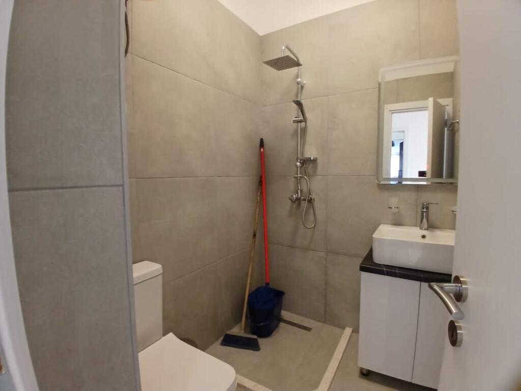 Shitet apartament 1+1