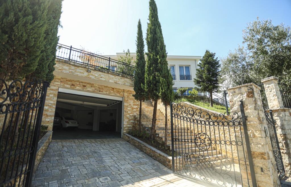 🏡 Villa di Lusso con Piscina Privata in Affitto ‼️