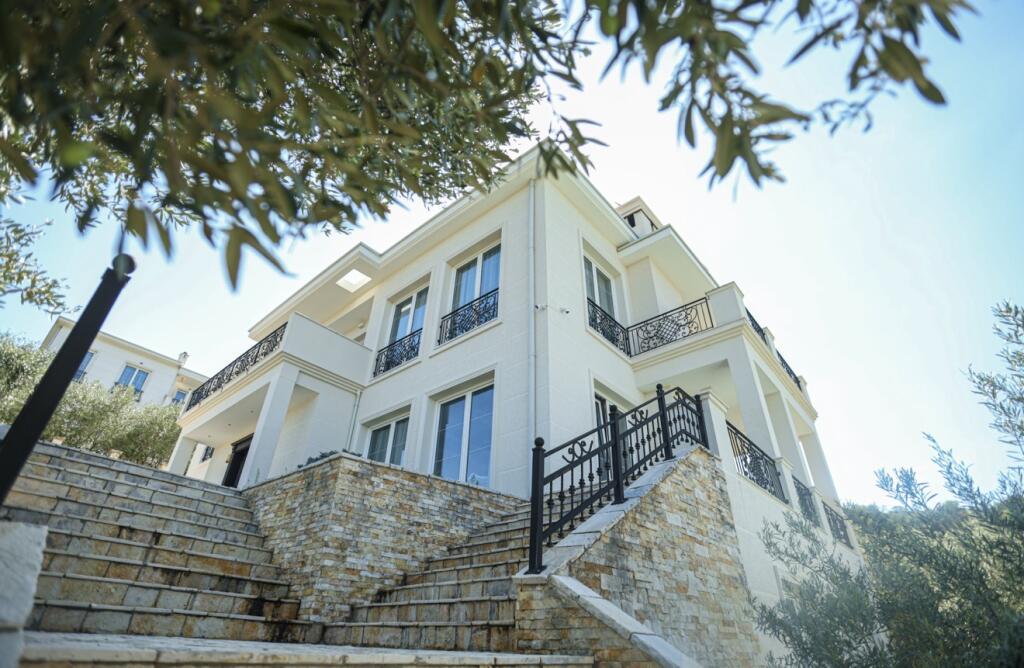 🏡 Villa di Lusso con Piscina Privata in Affitto ‼️