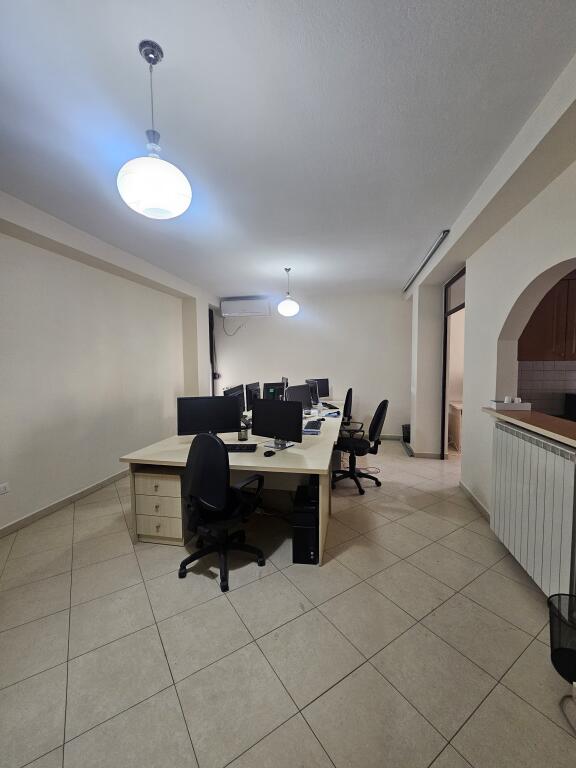 Appartamento in affitto per ufficio Diviso in 3 ambienti di lavoro cucina separata Ideale per ogni tipo di attività
