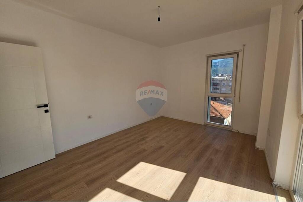 Office for rent at Pazari I Ri !