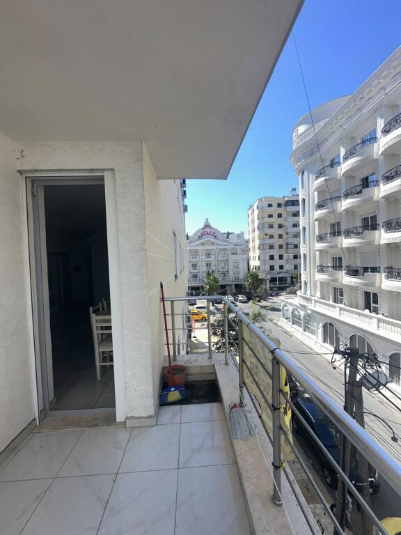 Appartamento in Affitto • 1+1+Balcone • Arredato  • 2° piano con ascensore, palazzo nuovo con amministrazione • Affitto a lungo termine 🏡Hotel Antalya, Spiaggia🏡 • 300€ ✅ __________________________________ PER ULTERIORI INFORMAZIONI👇 ENDRI CANI  Whatsapp/viber •INSTAGRAM: @endricani_goldkey_realestate •Facebook: Endri Gold Key RealEstate ■Indirizzo: Ufficio: Via Aleksander Goga Accanto a EHW Durres  Ufficio: Via Egnatia Centro Durres Ufficio: Quartiere 13, Spiaggia Durres