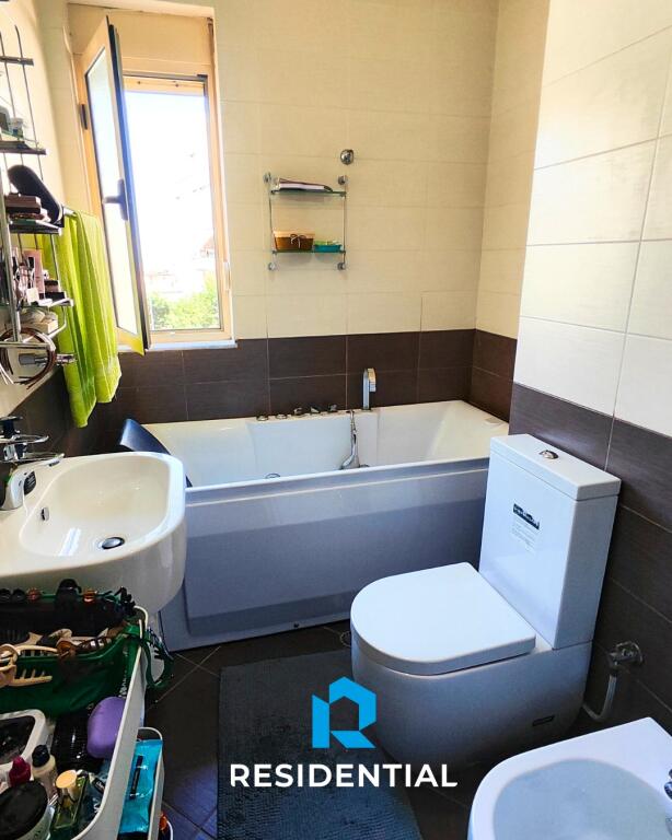 Tek Liqeni I Thate Shitet Apartament 2+1+2 I Mobiluar Me Cmim Super Okazion 1690€/m²!