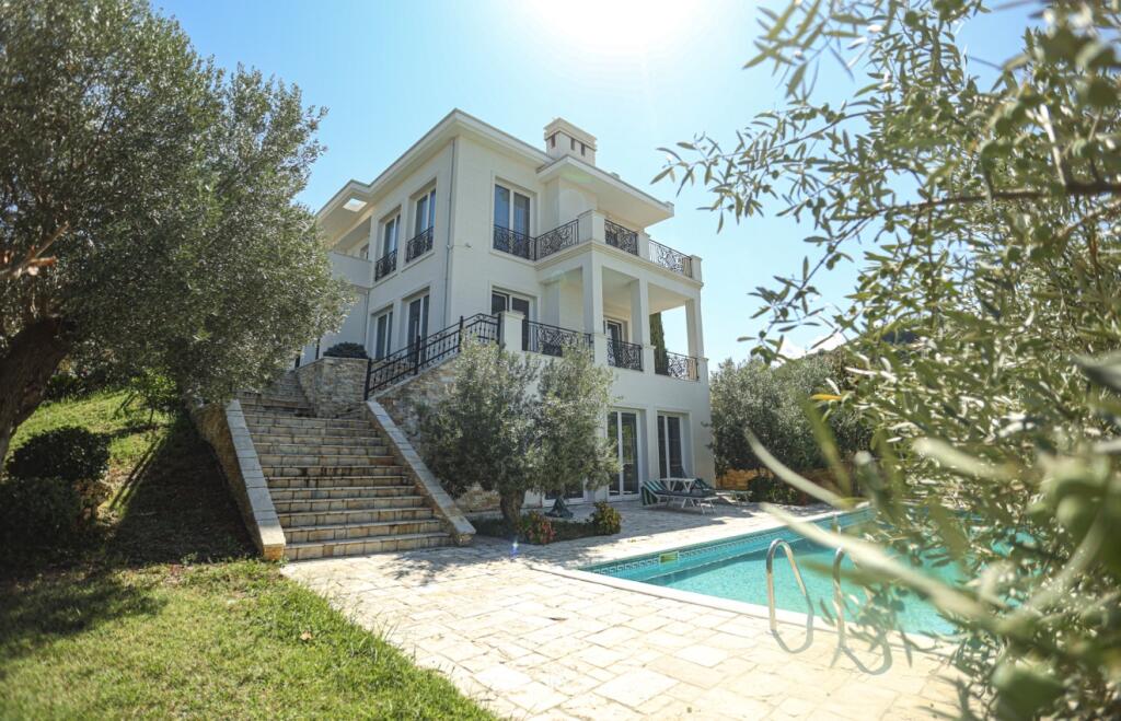 🏡 Villa di Lusso con Piscina Privata in Affitto ‼️