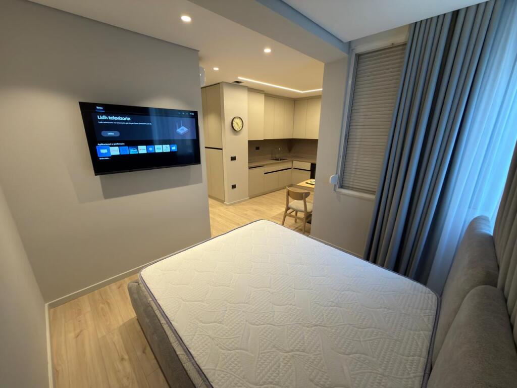 🏙️ In vendita 3 appartamenti simili 📍 Pazari i Ri, dietro “Neptun”  🏢 2° piano | Con ascensore 📐 128 m² lordi / 111,5 m² netti 🛋️ Ambiente spazioso, diviso in 3 appartamenti 🏗️ Nuovo edificio, a soli 100 metri dal centro di Tirana 📑 Con ipoteca  💶 Prezzo: 365.000 €