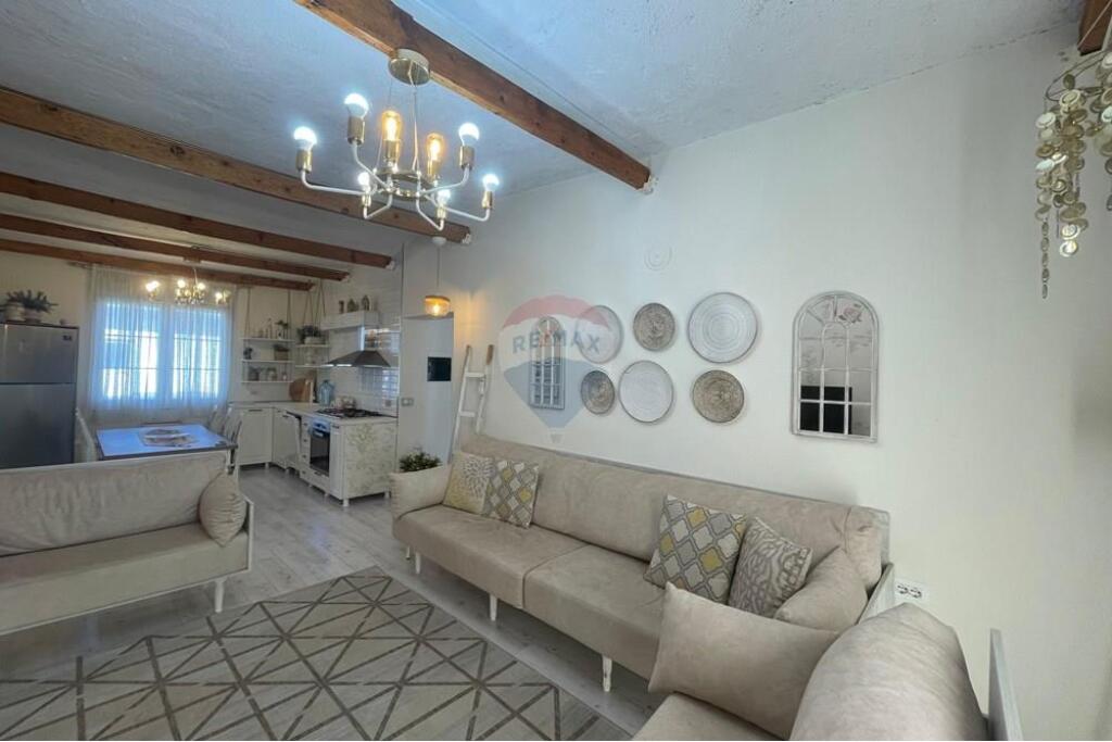 Shitet apartament 2+1 stacioni i trenit