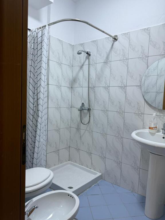 🏢Nella zona di 21 Dhjetori, dietro l'Hotel Mondial, si affitta un appartamento arredato 2+1, 65.000 Leke   