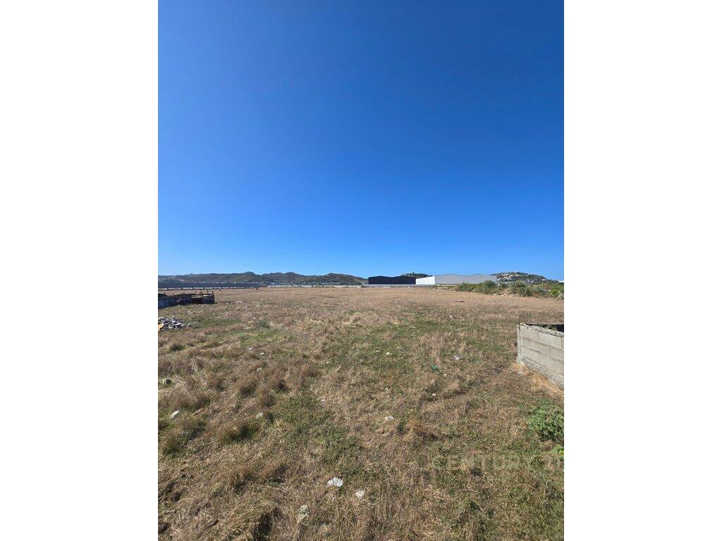 Tokë Industriale Per Shitje në Porto Romano, Durrës - 240000€ | 4000 m² 240,000 € Sip. Totale  4000m2  Sip. e brendshme  4000m2  Statusi  I Perdorur  Lloji  Tokë industriale  E pa mobiluar  Shikime:15  Ka hipoteke: Po  Në dispozicion  Përshkrim Kjo tokë industriale ndodhet në zonën e Porto Romanos në Durrës dhe është në shitje me një sipërfaqe prej 4000 m². • Sipërfaqe neto: 4000 m² • Sipërfaqe bruto: 4000 m² • Pozicion i përshtatshëm për aktivitete industriale në Porto Romano • E përshtatshme për investitorë dhe biznese • Për më shumë informacione, ju lutem na kontaktoni!