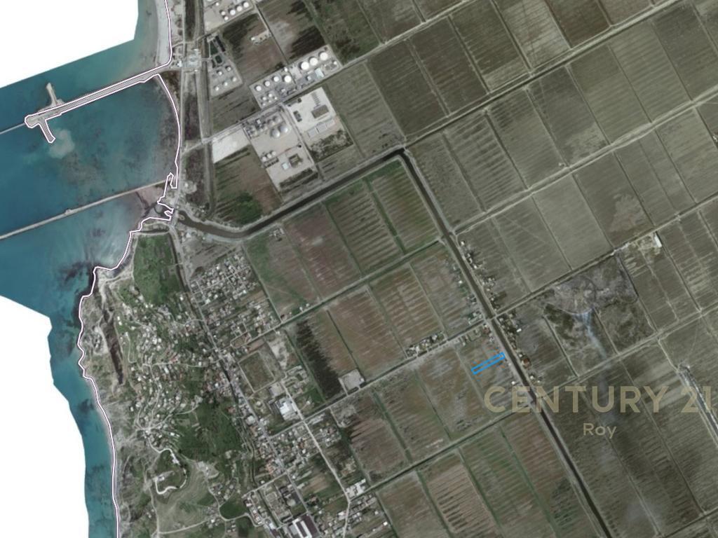 Tokë Industriale Per Shitje në Porto Romano, Durrës - 240000€ | 4000 m² 240,000 € Sip. Totale  4000m2  Sip. e brendshme  4000m2  Statusi  I Perdorur  Lloji  Tokë industriale  E pa mobiluar  Shikime:15  Ka hipoteke: Po  Në dispozicion  Përshkrim Kjo tokë industriale ndodhet në zonën e Porto Romanos në Durrës dhe është në shitje me një sipërfaqe prej 4000 m². • Sipërfaqe neto: 4000 m² • Sipërfaqe bruto: 4000 m² • Pozicion i përshtatshëm për aktivitete industriale në Porto Romano • E përshtatshme për investitorë dhe biznese • Për më shumë informacione, ju lutem na kontaktoni!