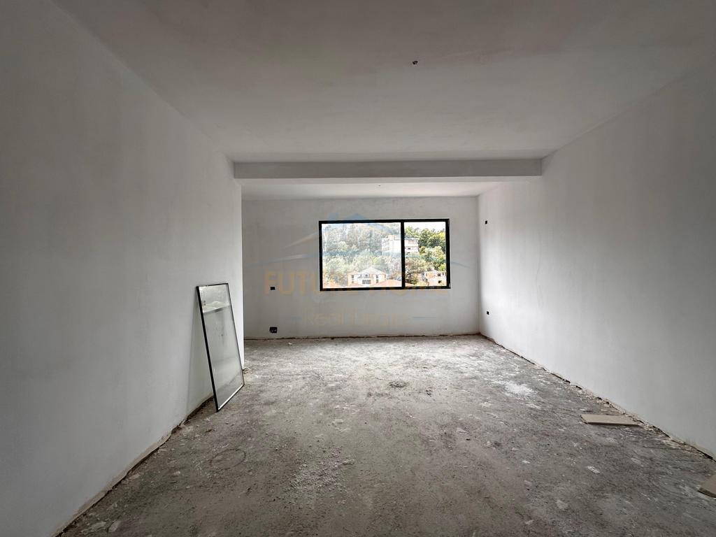 Shitet, Apartament 2+1+2 Komuna e Parisit