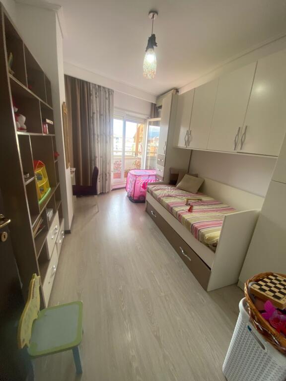 2+1,i mobiluar te pazari i ri afer atsh se,cmimi 850 euro