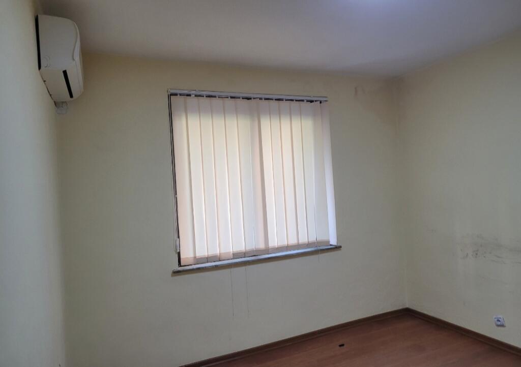 Jepet  me qera   apartament 2+1 ne zemër te bllokut  