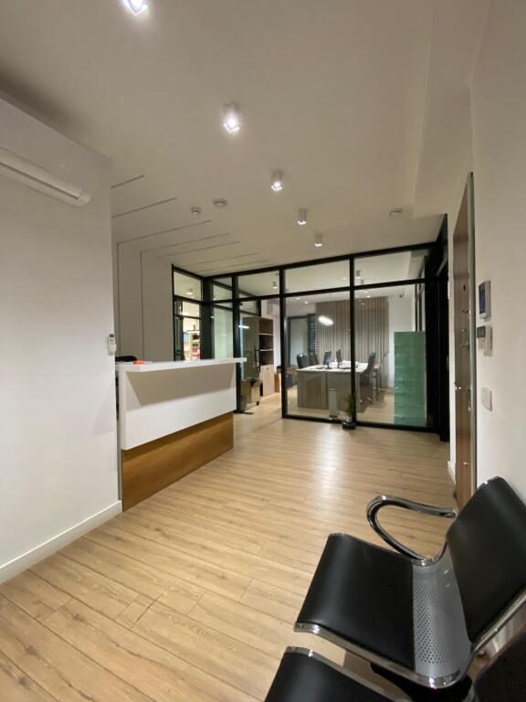🏢 Locale Ufficio in Affitto, Via Barrikadave