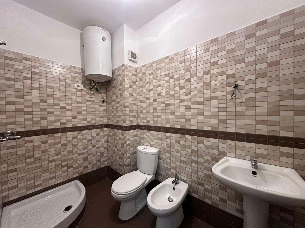Apartament 2+1 per shitje prane Qendres