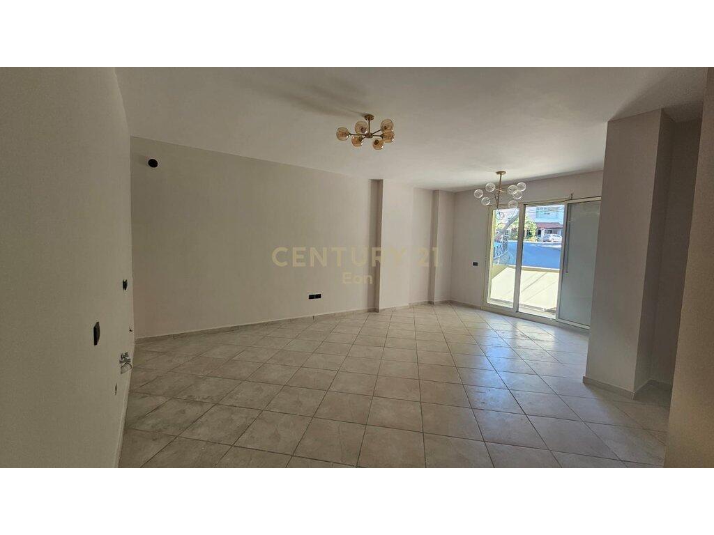 Apartament 2+1 për Shitje tek Vila e Zogut , Durres ! 138,000 € Sip. Totale  107m2  Sip. e brendshme  98m2  Dhomat e gjumit  2  Kati 2  Statusi  I Perdorur  Lloji  Apartament  Gjysme i mobiluar  Shikime:19  Ka hipoteke: Po  Në dispozicion  Përshkrim Apartamenti ndodhet tek Vila e Zogut ,në katin e dytë të një pallati të ri dhe ka sipërfaqe neto 97.5 m². Përbëhet nga një korridor i gjerë, dy dhoma gjumi, sallon i hapur, një tualet dhe dy ballkone. Prona është e investuar dhe disponon dokumentacion të rregullt hipotekor.  Për më shumë informacion ose për një vizitë në pronë, ju lutemi na kontaktoni.  Informacioni i pronës Ashensor: Po