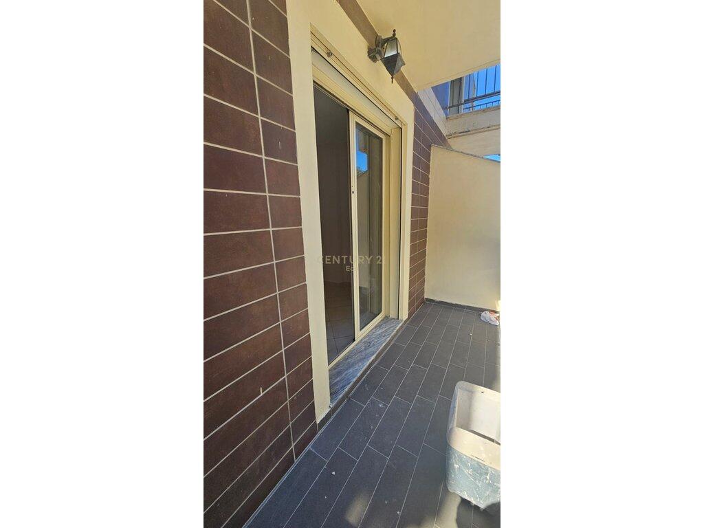 Apartament 2+1 për Shitje tek Vila e Zogut , Durres ! 138,000 € Sip. Totale  107m2  Sip. e brendshme  98m2  Dhomat e gjumit  2  Kati 2  Statusi  I Perdorur  Lloji  Apartament  Gjysme i mobiluar  Shikime:19  Ka hipoteke: Po  Në dispozicion  Përshkrim Apartamenti ndodhet tek Vila e Zogut ,në katin e dytë të një pallati të ri dhe ka sipërfaqe neto 97.5 m². Përbëhet nga një korridor i gjerë, dy dhoma gjumi, sallon i hapur, një tualet dhe dy ballkone. Prona është e investuar dhe disponon dokumentacion të rregullt hipotekor.  Për më shumë informacion ose për një vizitë në pronë, ju lutemi na kontaktoni.  Informacioni i pronës Ashensor: Po