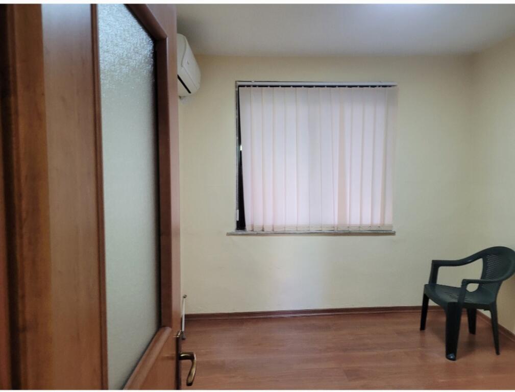 Jepet  me qera   apartament 2+1 ne zemër te bllokut  