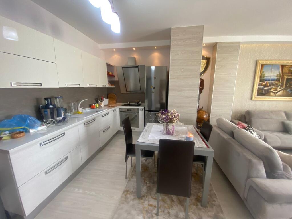 2+1,i mobiluar te pazari i ri afer atsh se,cmimi 850 euro