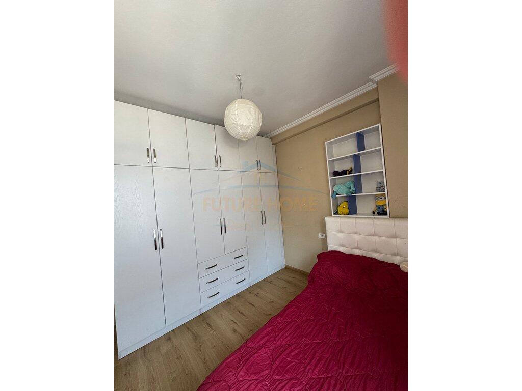 Shitet apartament 2+1+2 + 2 poste parkimi Komuna e Parisit