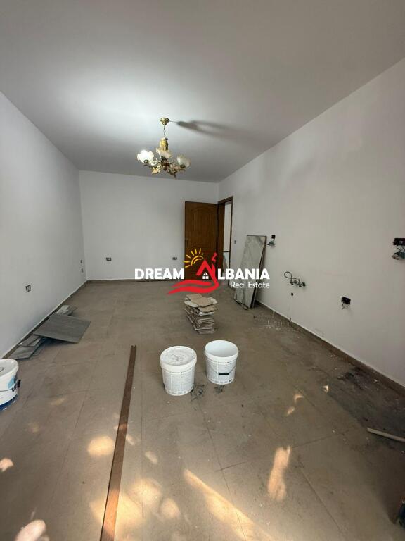 Locale per ufficio in affitto al 21 Dhjetori vicino all'incrocio con Vasil Shanton (ID 42611353)