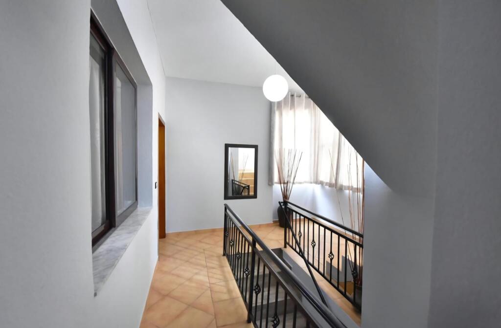 A pochi minuti dalla Medrese, via DIbres, villa arredata su 2 piani in affitto. 700 Euro