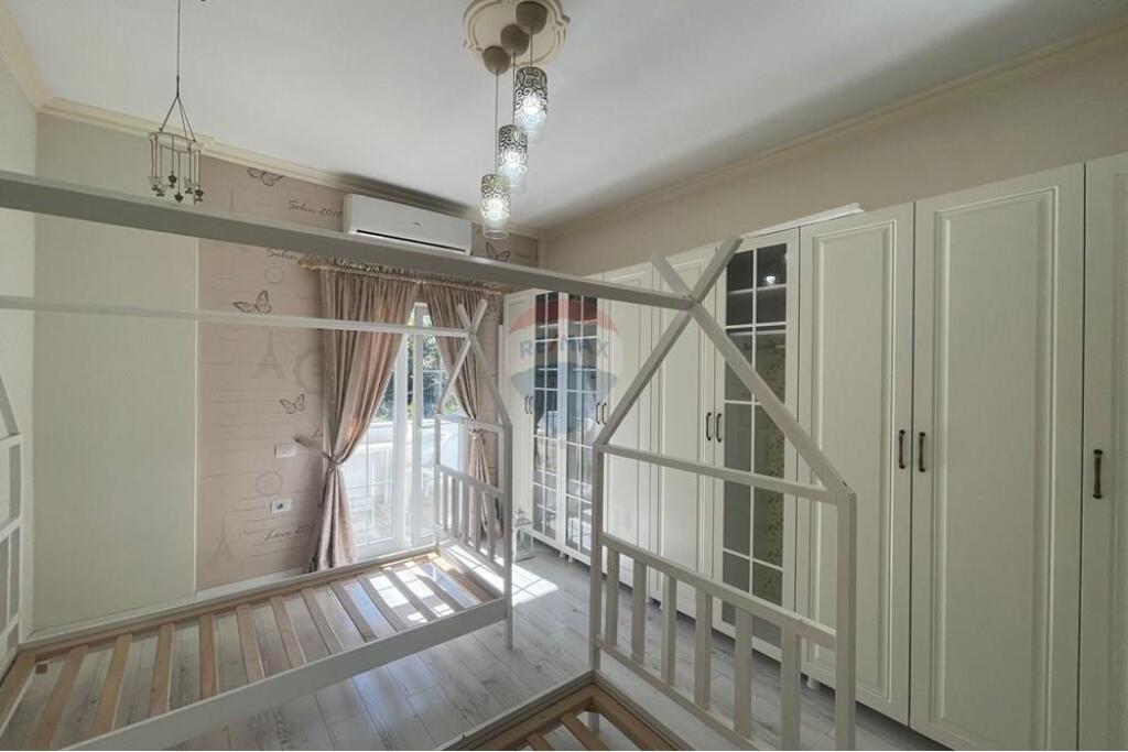 Shitet apartament 2+1 stacioni i trenit