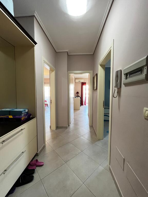 Affitasi apartamento 2+1 vicino alla Stazione del Treno Durazzo
