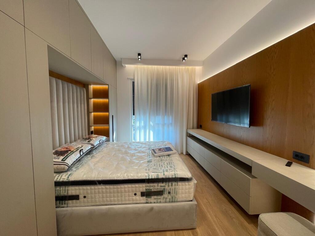 Apartament 2+1 ne shitje, Perballe UET