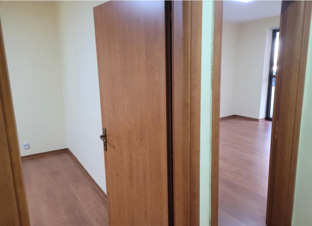 Jepet  me qera   apartament 2+1 ne zemër te bllokut  