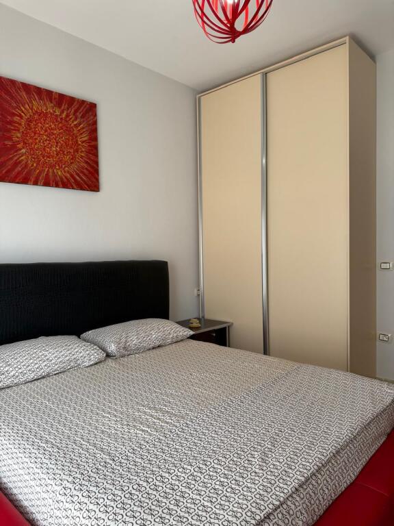 🏢Nella zona di 21 Dhjetori, dietro l'Hotel Mondial, si affitta un appartamento arredato 2+1, 65.000 Leke   