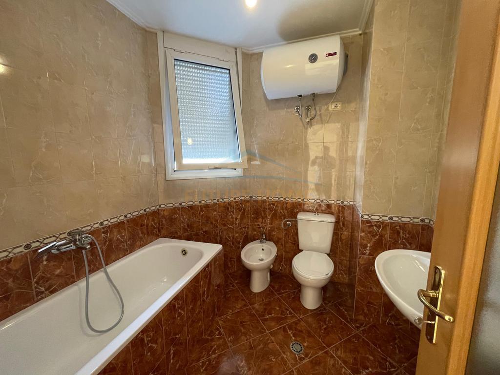 Shitet, Apartament 2+1+2 Komuna e Parisit