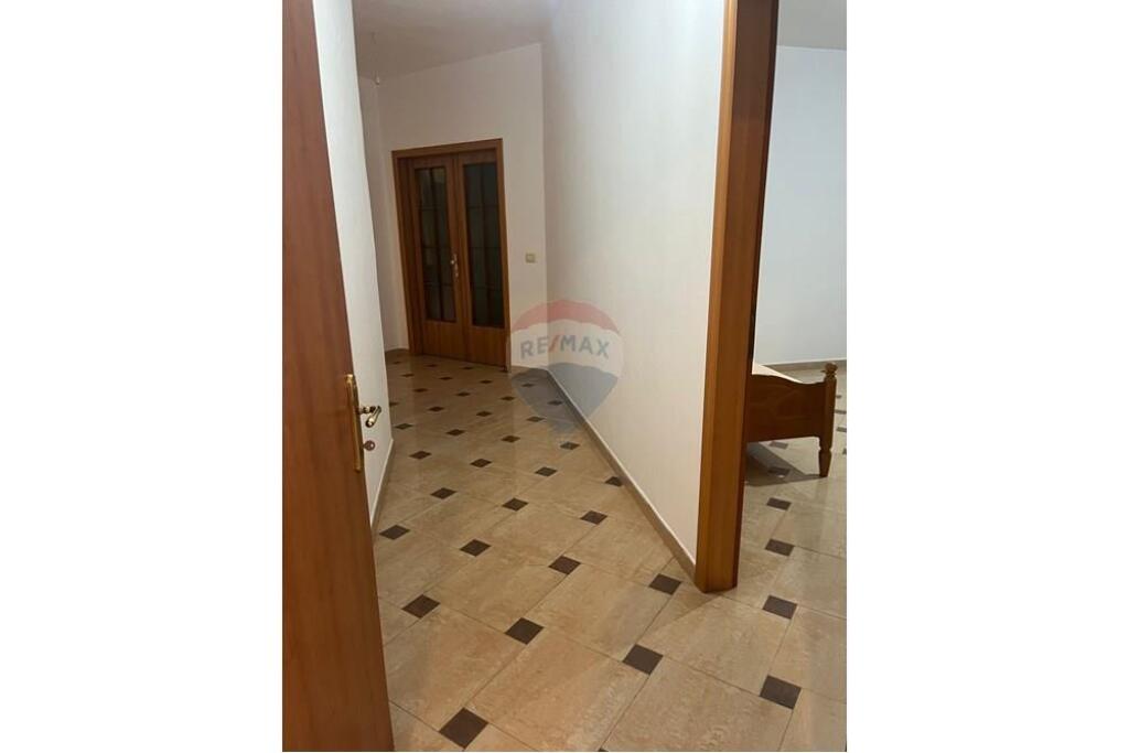 Affittasi appartamento spazioso (2+1), Via Frang Bardhi !
