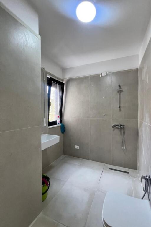 Shitet Apartament 1+1 Komuna e Parisit