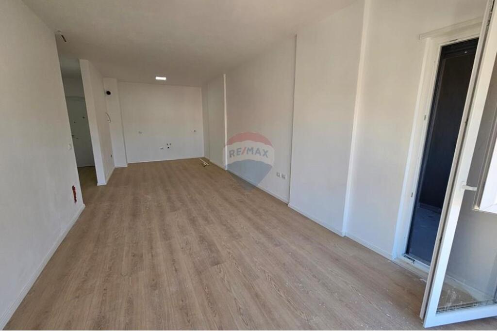 Office with parking for rent at Pazari i Ri!