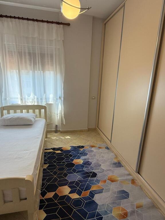 🏢Nella zona di 21 Dhjetori, dietro l'Hotel Mondial, si affitta un appartamento arredato 2+1, 65.000 Leke   